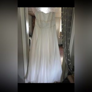 Beautiful flowy strapless wedding dress. Ivory size 22w. Never worn